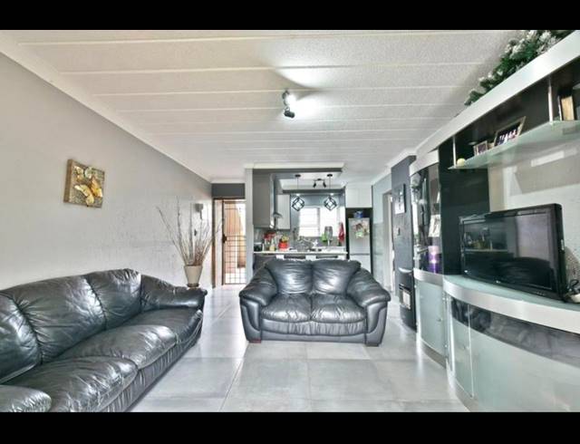 2 BEDROOM TOWNHOUSE FOR SALE IN GLENVISTA